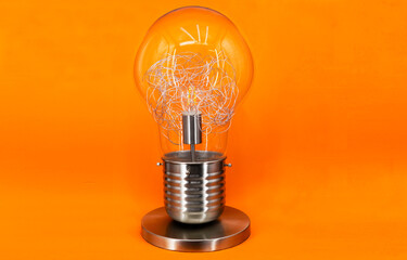 Żarówka - lampa w kształcie żarówki na pomarańczowym tle - minimalizm - obrazy, fototapety, plakaty