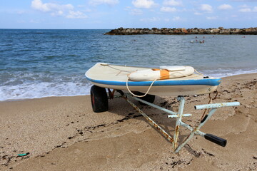 Fototapeta na wymiar The boat stands on the beach on the Mediterranean Sea