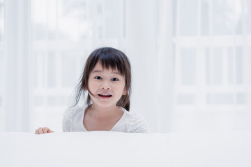 おうちで遊ぶ小さな女の子