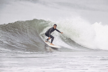 湘南の海でサーフィンを楽しむ男性