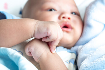 Newborn show hand 