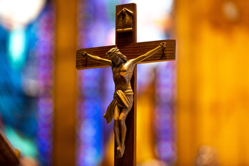 Drewniany krzyż w kościele