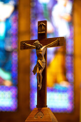 Drewniany krzyż w kościele - obrazy, fototapety, plakaty