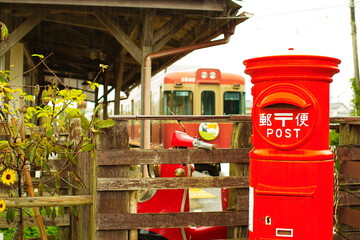 日本のポストと赤い鉄道