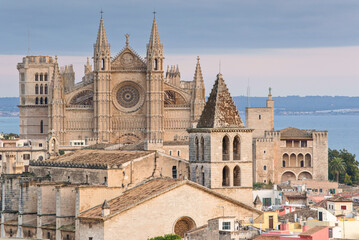 Catedral de Palma (La Seu)(s.XIV-XVI) y iglesia de La Santa Creu (s.XIV). Barrio marinero del Puig de Sant Pere y catedral de Mallorca.Palma.Mallorca.Baleares.España.