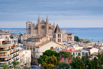 Catedral de Palma (La Seu)(s.XIV-XVI) y iglesia de La Santa Creu (s.XIV). Barrio marinero del Puig de Sant Pere.Palma.Mallorca.Baleares.Espa&ntilde;a.