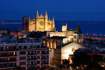 Naklejka premium Catedral de Palma (La Seu)(s.XIV-XVI) y iglesia de La Santa Creu (s.XIV). Barrio marinero del Puig de Sant Pere y catedral de Mallorca.Palma.Mallorca.Baleares.España.
