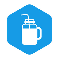 Mason jar icon. Logo smoothie bar. Ilustración con silueta de jarra y pajita para beber en hexágono de color azul
