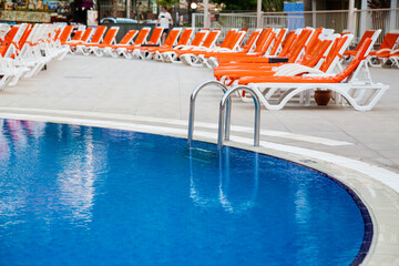 Swimming pool and sunbeds, free, no one