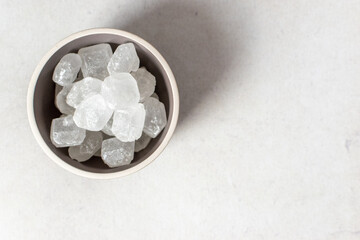 Fototapeta na wymiar A bowl of sugar crystals for sweetening drinks 