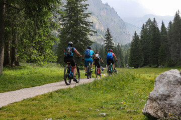 Radfahrer im Langental in Gröden