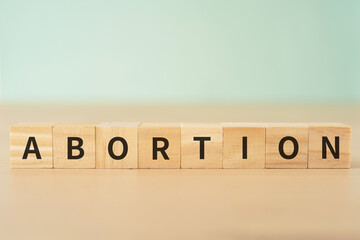 妊娠中絶のイメージ｜「ABORTION」と書かれたブロック