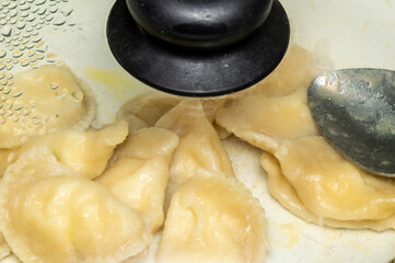 Fototapeta na wymiar cooked dumplings in the bowl under the lid