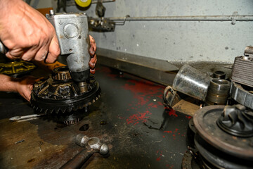 Repair of a bearing of the transmission crown of a car
