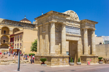 Obraz premium Old city gate Puerta del Puente in Cordoba, Spain