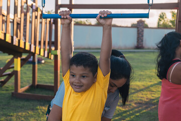 Obraz premium woman helping child play in the park