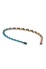 Naklejka premium Close-up shot of a thin metal headband with a colored twisted pattern. The colored headband with black tips is isolated on a white background. Front view.