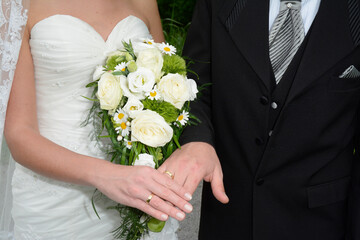 H&auml;nde mit Ringen 