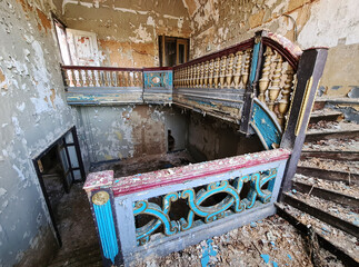 Insights into an old dilapidated villa