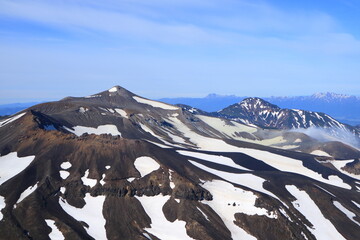 北海道　残雪の十勝岳と富良野岳
