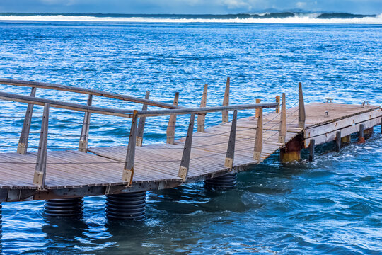 Ponton désarticulé par la houle australe, bassin Pirogue, île de la Réunion © Unclesam