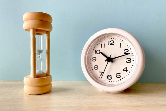 砂時計と時計 時間の管理イメージ