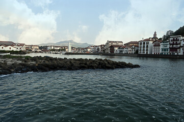 Obraz premium Pebble breakwater in the port of Saint-Jean-de-Luz | Digue de cailloux dans le port de Saint-Jean-de-Luz