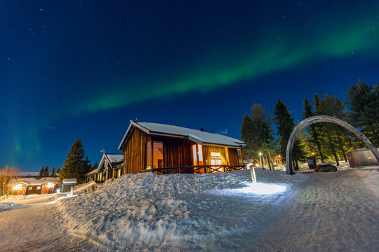 Aurora boreale in Lapponia. ad Abisko in Svezia. Colori nel cielo e tra la neve