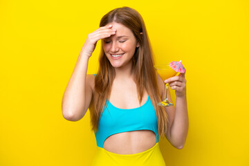 Young caucasian woman holding a cocktail isolated on yellow background has realized something and intending the solution