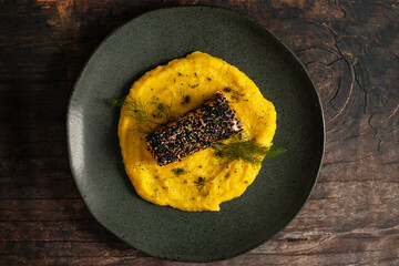 Salmão selado com Purê de mandioquinha