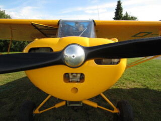 gelbes altes Flugzeug 