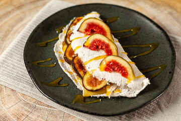 Tapioca com queijo Brie, figo e mel