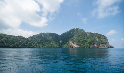 Naklejka premium island landscapes with cloud