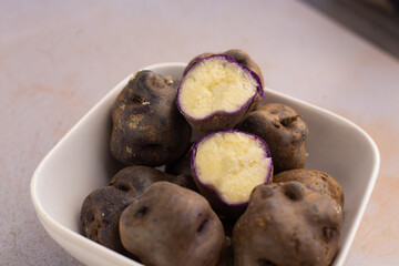 Papa nativa de Perú hervida. Concepto de alimentos.