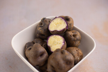 Papa nativa de Perú hervida. Concepto de alimentos.