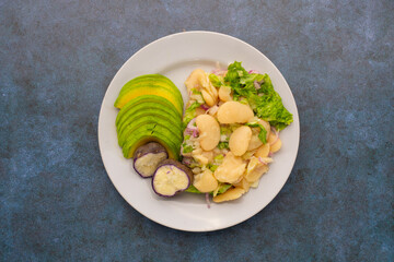 Ensalada de pallares y palta. Concepto de alimentos saludables.