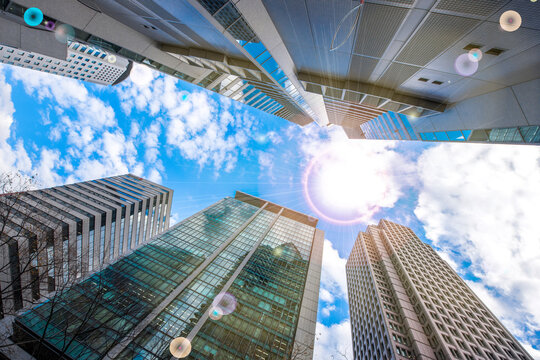 青空に太陽が輝く夏のビジネス街。