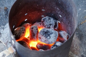 Gl&uuml;hende Briketts im Anz&uuml;ndkamin