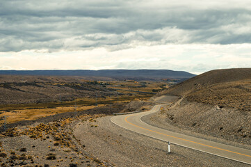 Fototapeta na wymiar Route crossing the Patagonian plateau. Santa Cruz, Argentina