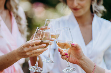 Stukanie się kieliszkami