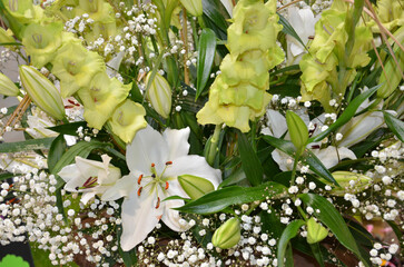 Festliches Bouquet aus weißen Lilien mit gelben Gladiolen als Raumdekoration