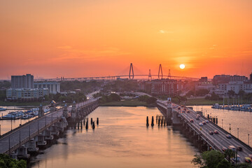 Obraz premium Charleston, South Carolina, USA skyline over the Ashley River