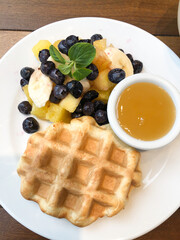 WAFLE CON MIEL Y FRUTOS ROJOS