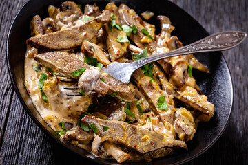 liver stroganoff in black bowl, top view