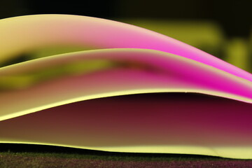 Hojas de papel para impresiòn 3d en forma de curvas en bokeh, iluminadas con luz dicroica amarilla y rosa, muestra un original y bello diseño abstracto suave para fondos