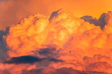夕焼けに染まる夏の雲