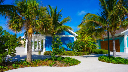 Obraz na płótnie Canvas Beach on Ocean Cay Bahamas Island with a colorful houses and turquoise water