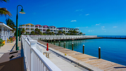 Obraz premium Beach on Ocean Cay Bahamas Island with a colorful houses and turquoise water