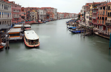 Fototapeta premium unusual view from the Rialto Bridge in Venice with very few boats and no people with the effect of the long time of photographic exposure during the lockdown in Italy