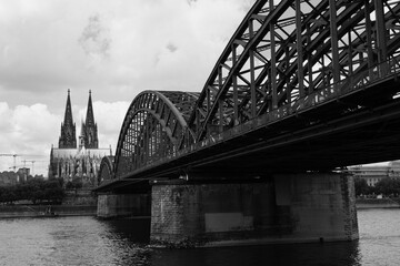 Fototapeta na wymiar Brücke über den Rhein bei Köln